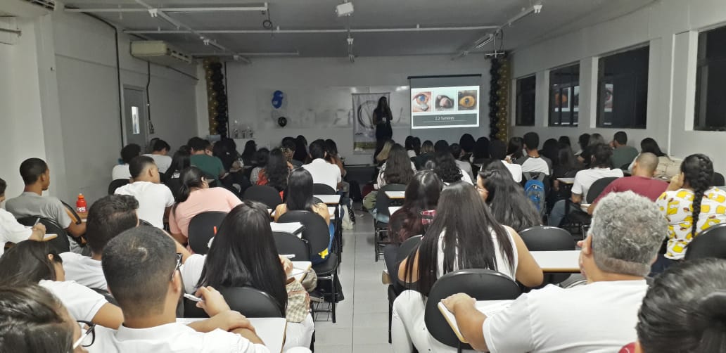 foto de um auditorio com diversos alunos realizando curso
